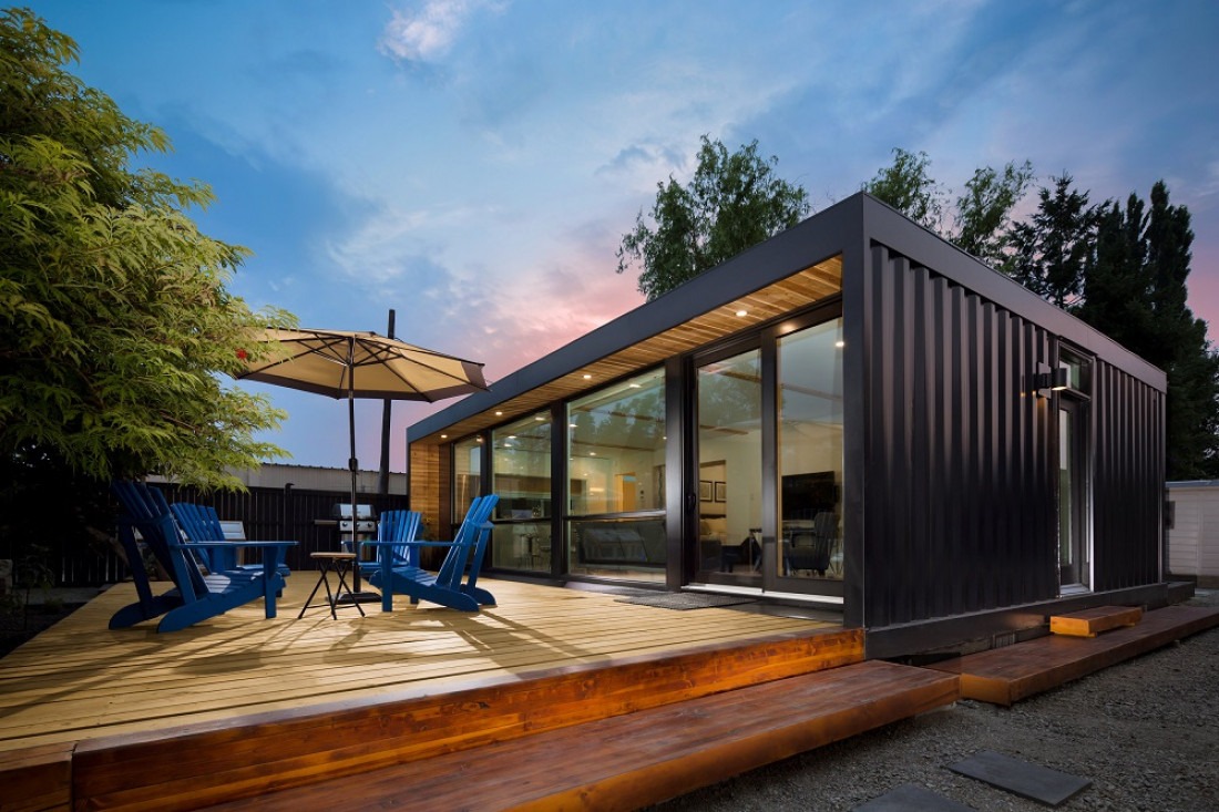 Casa contenedor al atardecer